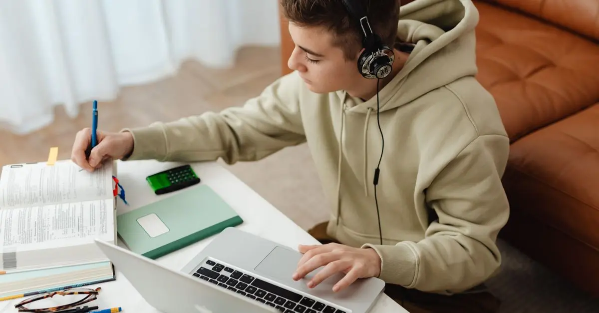 Cómo Mejorar Tu Comprensión Auditiva en Español con Práctica Diaria