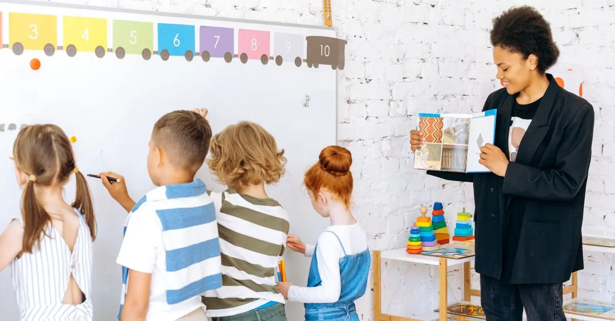 Cómo el Aprendizaje Bilingüe Beneficia a los Niños