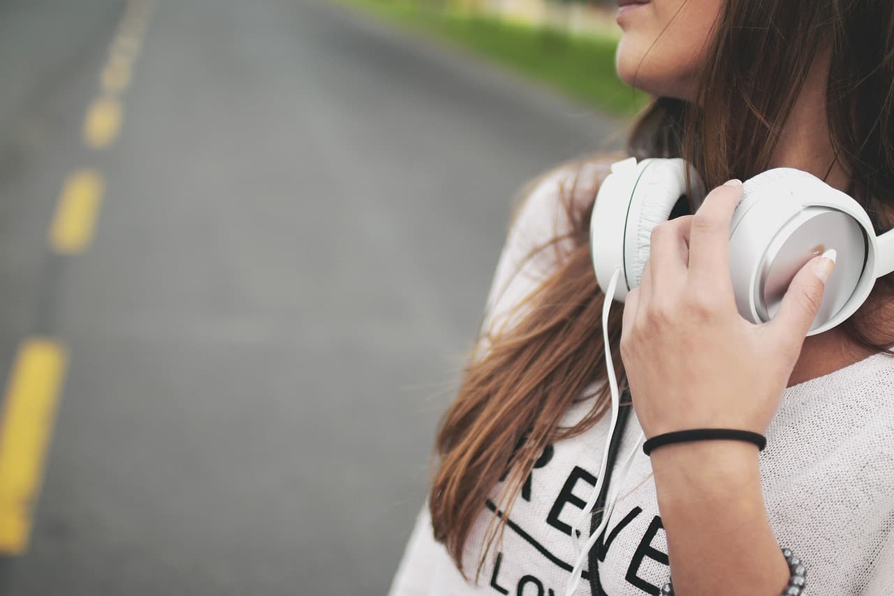 Cómo Aprender Español Usando Recursos de Audio: Estrategias Prácticas